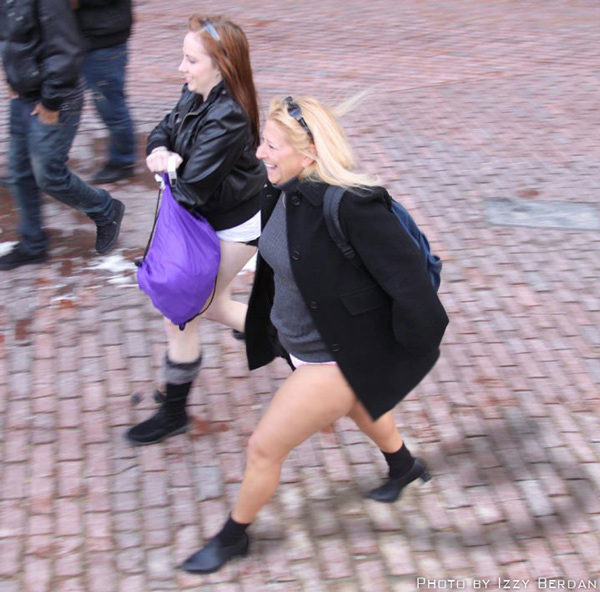 mother-daughter-running